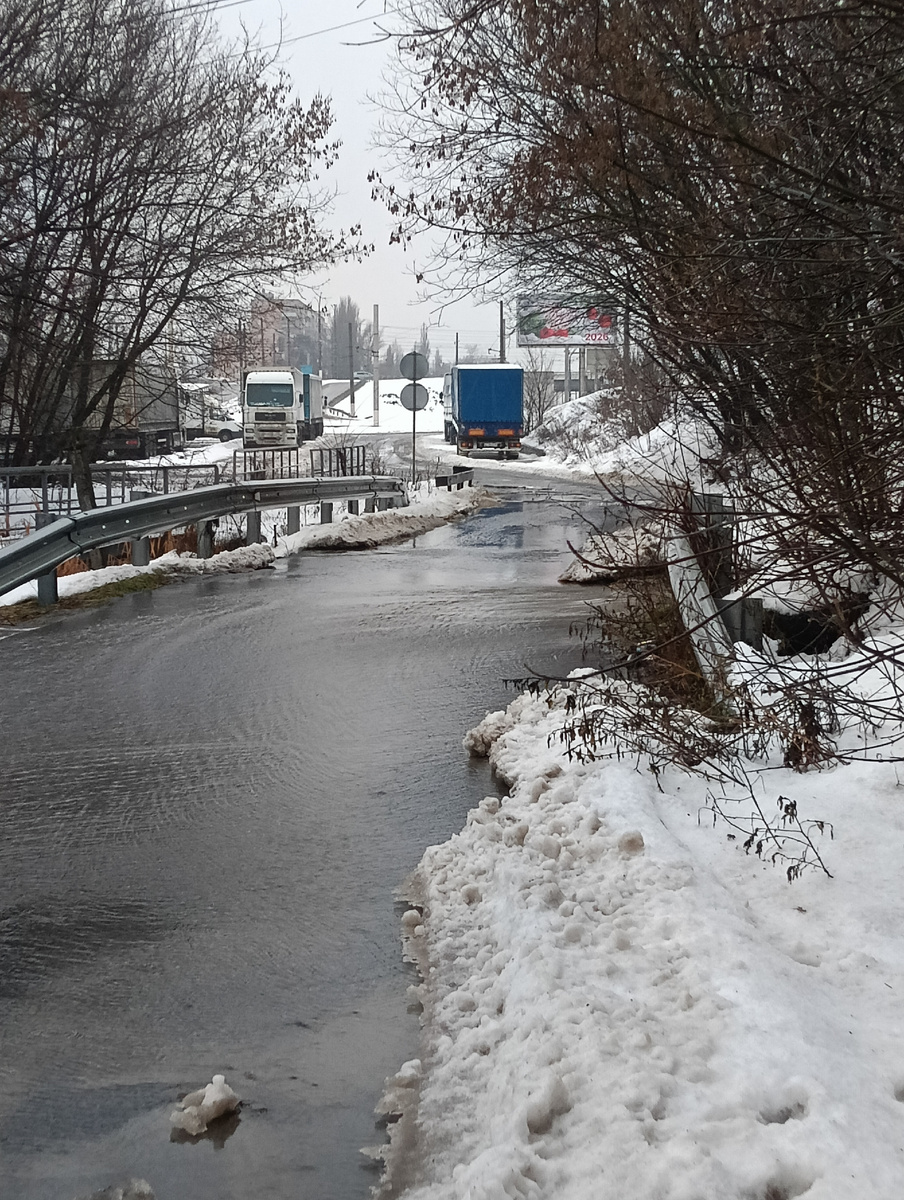 Улица превратилась в грязную реку.