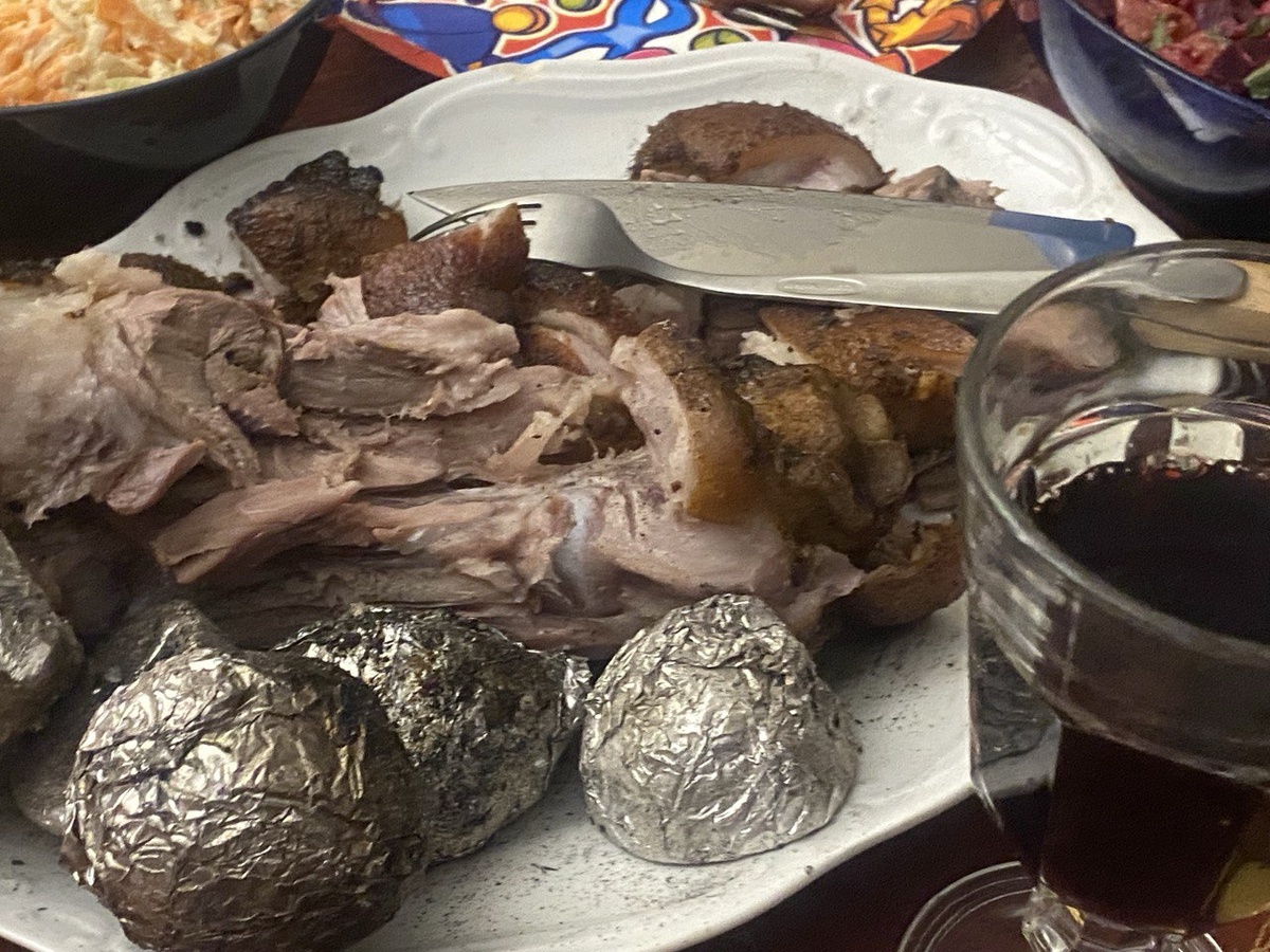 Рулька с мангала и печеная картошка