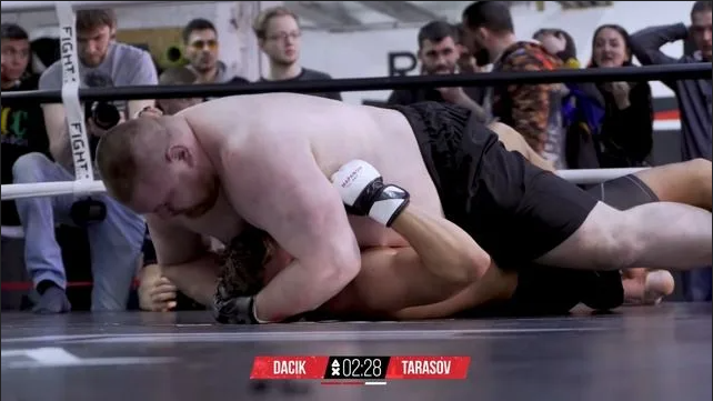фрагмент боя Артема Тарасова против Дацика