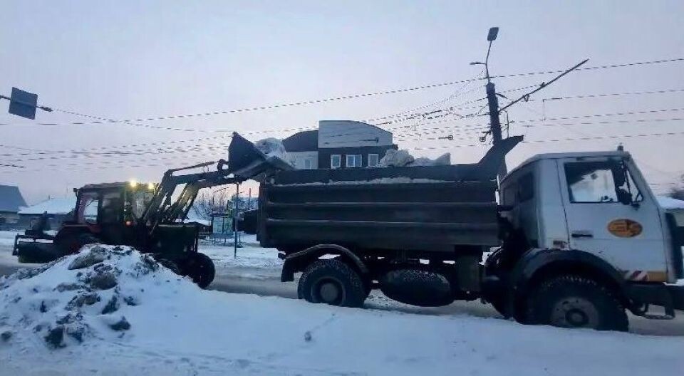    Очистка дорог от снега в Барнауле. Источник: пресс-служба администрации Барнаула