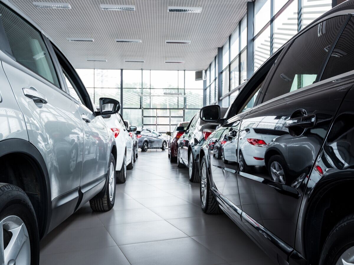    Новые автомобили в автосалоне | © Fotolia / greentellect