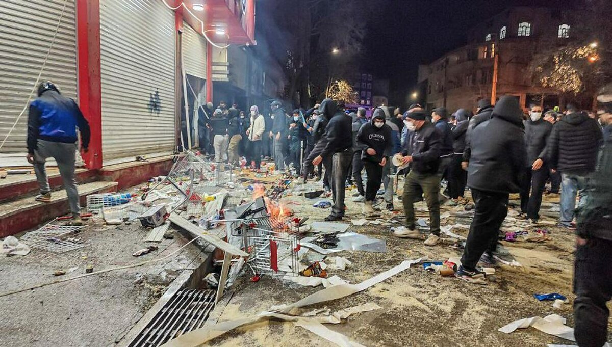 Протестующие на улицах Тегерана. Фото BBC