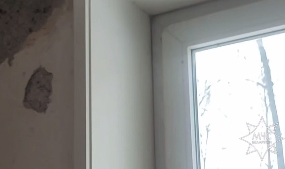    Самовольный ремонт стал причиной проседания плиты перекрытия в многоэтажке в Витебске. Фото: стоп-кадр | видео МЧС.