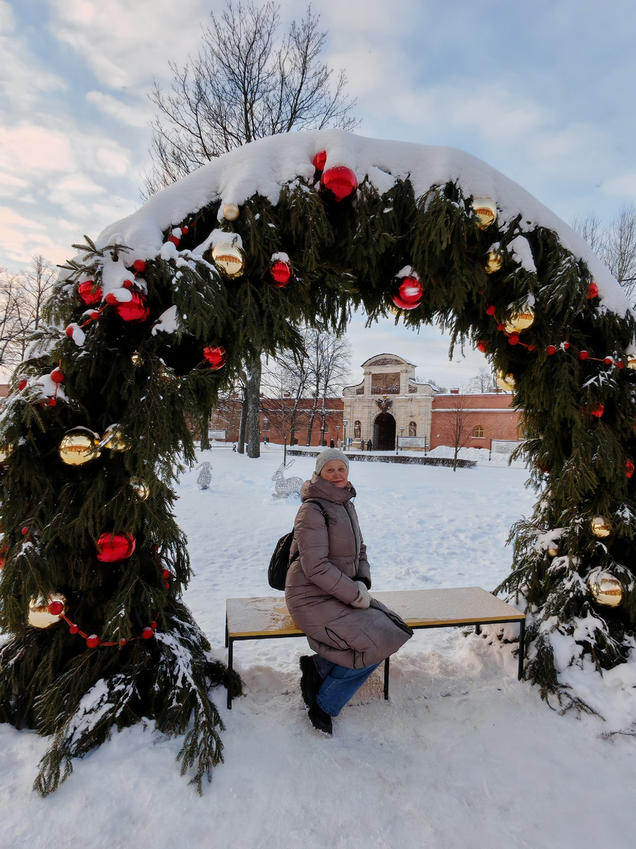 За моей спиной виднеется портал в прошлое - Петровские ворота — триумфальные ворота Петропавловской крепости. 