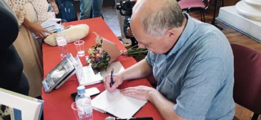    Григорий Владимирович Прутцков в интервью нашей редакции рассказал, как ему удалось добиться издания книги о Ясене Николаевиче Засурском в легендарной серии “ЖЗЛ”, почему это было непросто и чем второе издание будет отличаться от первого. Анастасия Кириллова