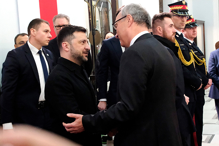    «Зеленский раз в месяц катается по европейским столицам за подмогой. Его по-прежнему встречают, обнимают, хлопают по плечу и что-то дежурное говорят в телевизор. Но очевидно, что за закрытыми дверями с ним разговор уже другой».   
Фото: © Fot.Tedi/Newspix.Pl / Keystone Press Agency / www.globallookpress.com