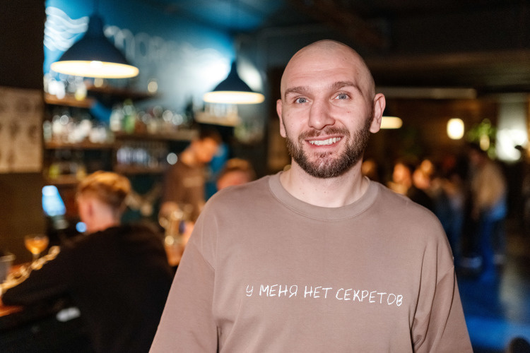    Плихта открыл бар «Море» у подножия Казанского кремля — проект, который быстро стал одной из центральных точек коктейльной культуры города благодаря экспериментам с напитками и собственной лабораторией ингредиентов.   
Фото: «БИЗНЕС Online»