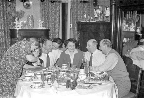 Семейное застолье. Фото из открытого доступа