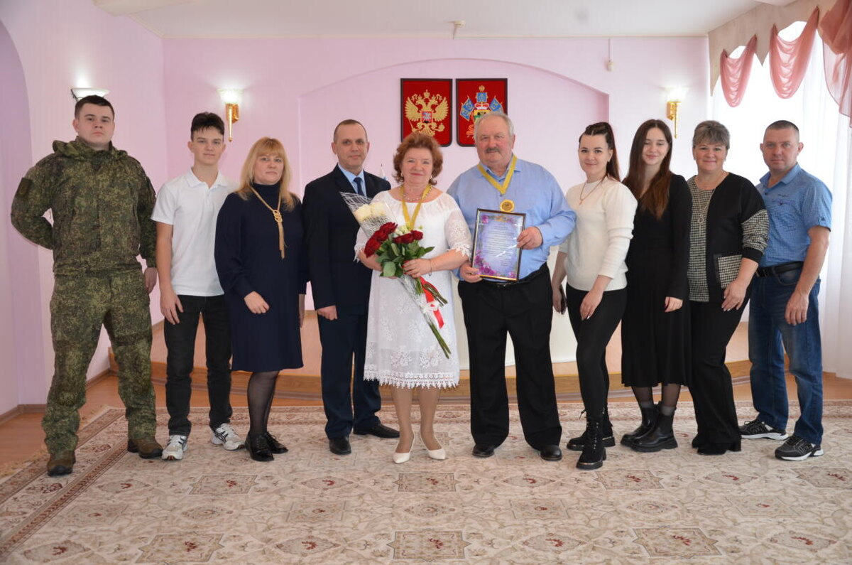    Самые близкие люди собрались в ЗАГСе, чтобы поздравить золотых юбиляров Гончаровых / фото Татьяны Петровой