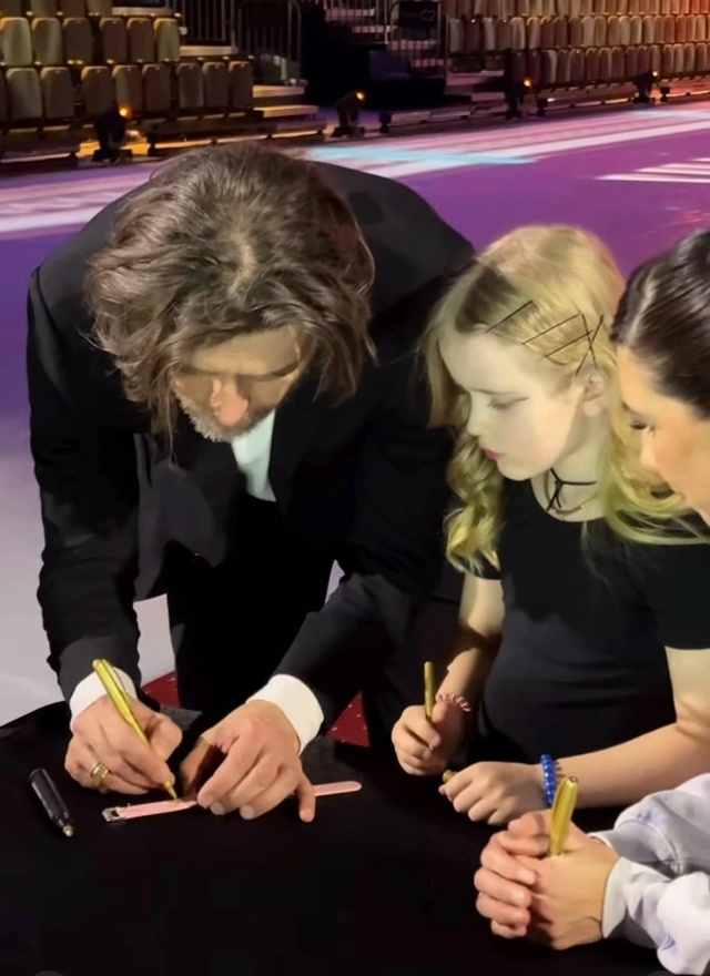    Петр Чернышев с дочерью и Наоми Ланг раздал автографы фанатамСоцсети