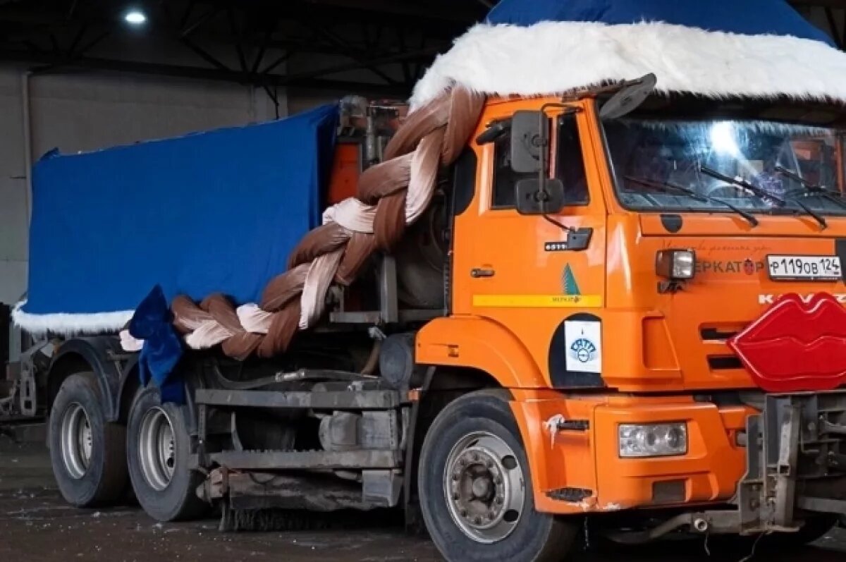    Снегоуборочную техника ездит по городу в новогодних костюмах во время праздничных выходных.