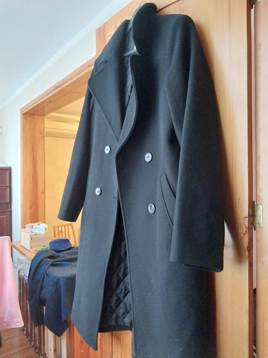 Прошито отлично,ниток нигде нет,по коленку