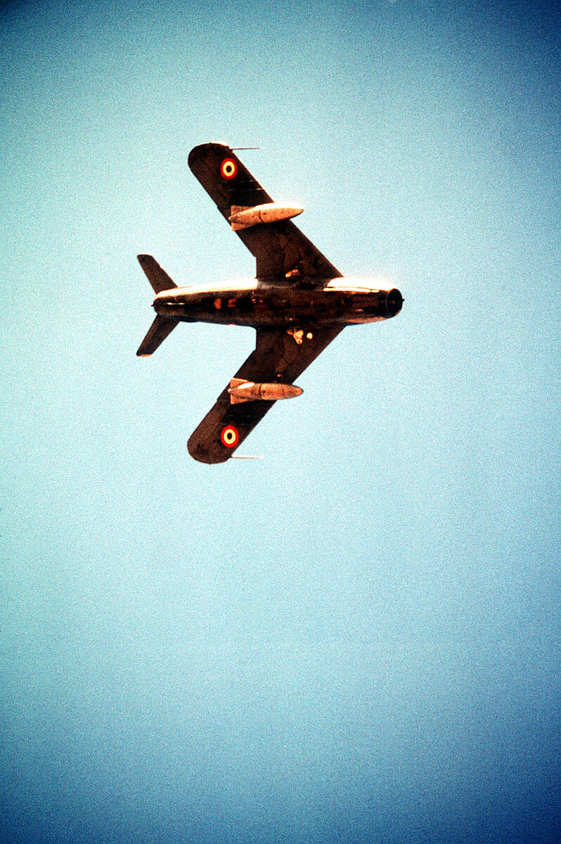 Истребитель МиГ-17Ф ВВС Египта в полете с подвесными баками. Фото: https://en.wikipedia.org/wiki/Fighter_aircraft#/media/File:MiG-17_underside.jpg