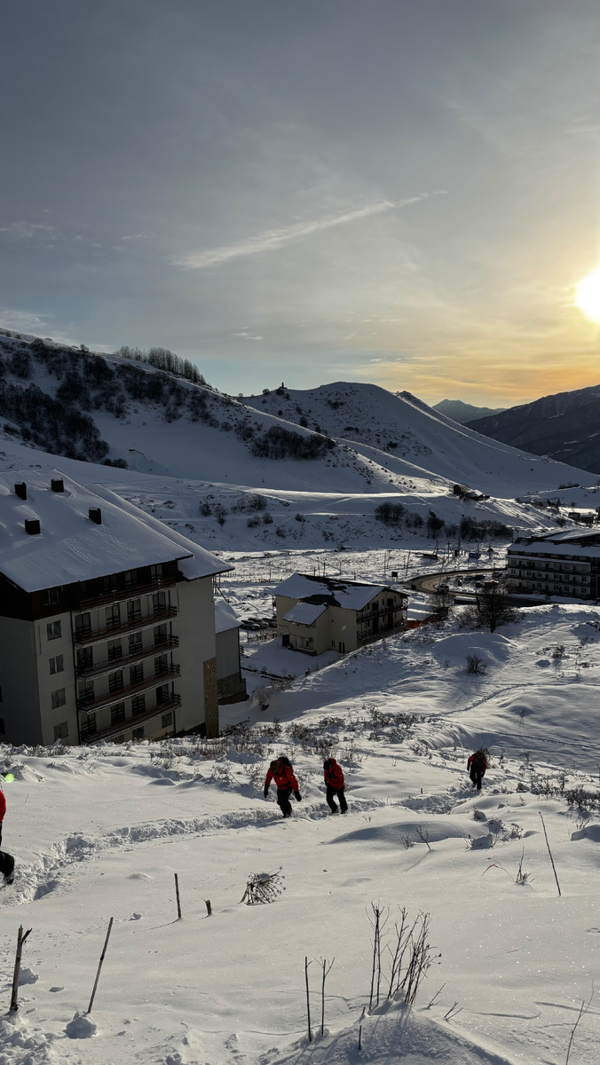 Вот там внизу справа видно наши апартаменты, а по тропе поднимается группа грузинских горнолыжных спасателей 