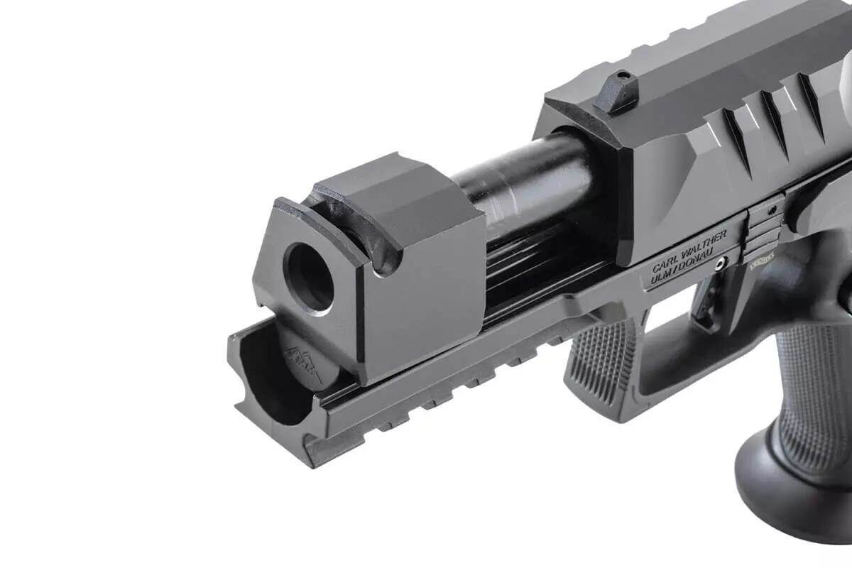 Компенсатор из анодированного алюминия был произведен на станке Parker Mountain. Его установка осуществляется с применением инженерного клея Rocksett, что обеспечивает плотное прилегание к направляющей и гарантирует надежное крепление.