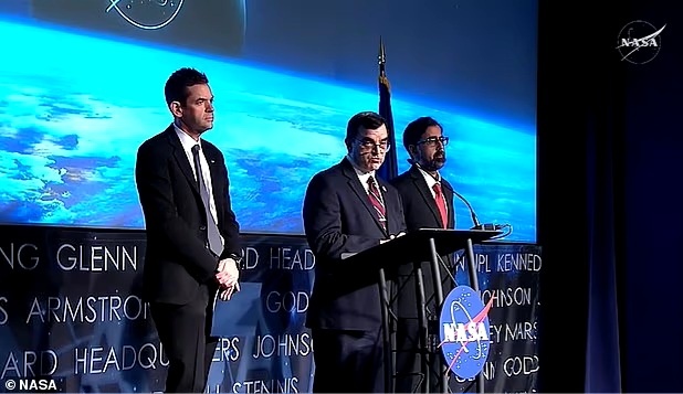 Администратор НАСА Джаред Айзекман (слева) и главный врач НАСА доктор Джеймс Полк (в центре) сообщили в четверг, что экипаж МКС-11 вернётся на Землю как можно скорее