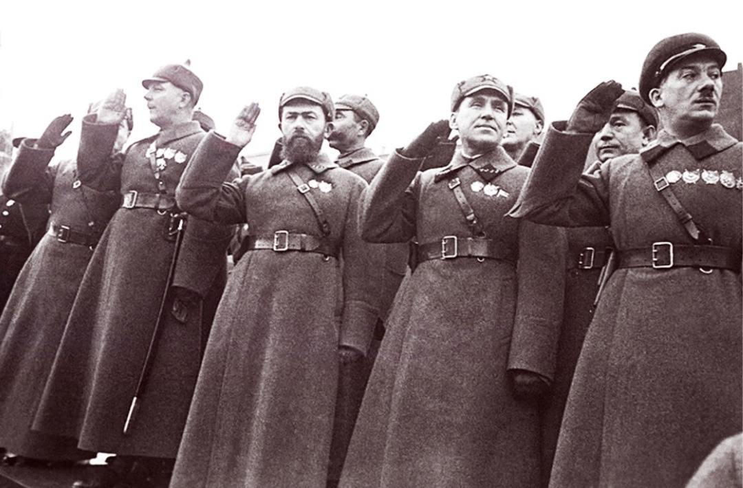 Генрих Ягода, Александр Егоров, Климент Ворошилов, Михаил Тухачевский и Ян Гамарник на Красной площади, 1 мая 1935, г. Москва