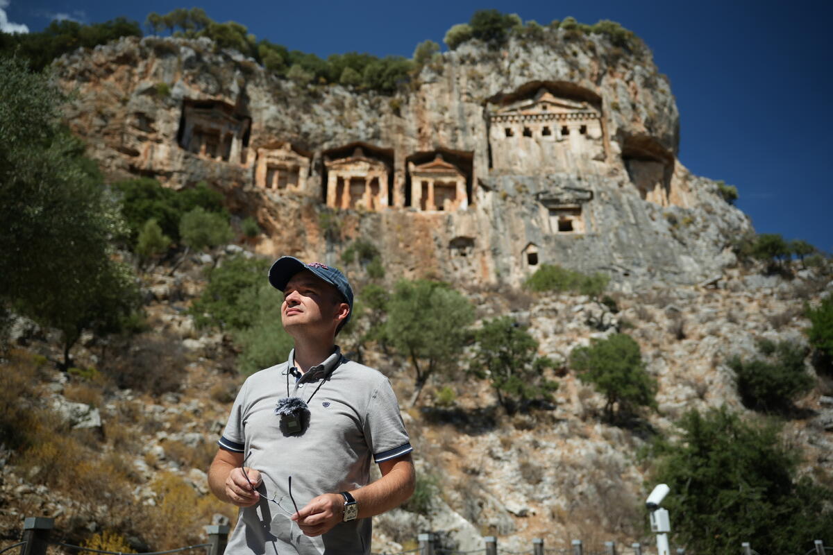 Автор статьи у подножия гробниц в г. Дальян, Турция (древний Каунос). 