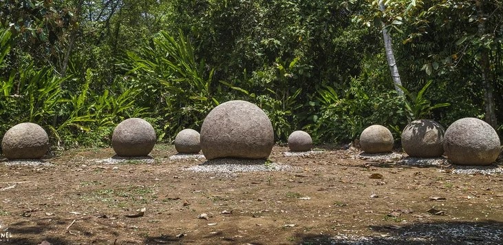 каменные шары (мячи), которые находят в местах, связанных с представлениями о небесных состязаниях. Такие россыпи встречаются в разных регионах, и учёные изучают их происхождение.                                                                                                                               Некоторые места находок:
район Халиско близ города Аулалуко-де-Мерказо в Мексике;
район города Лос-Аламос в штате Нью-Мексико (США).
