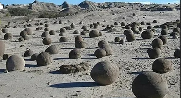 На острове Чамп, в архипелаге Земля Франца-Иосифа, есть по‑настоящему удивительное место: по склонам тундры и галечным террасам там лежат почти идеальные каменные шары — от размера с яблоко до настоящих «планет» под два метра в поперечнике. Пейзаж выглядит так, будто гиганты играли в боулинг и забыли шары.