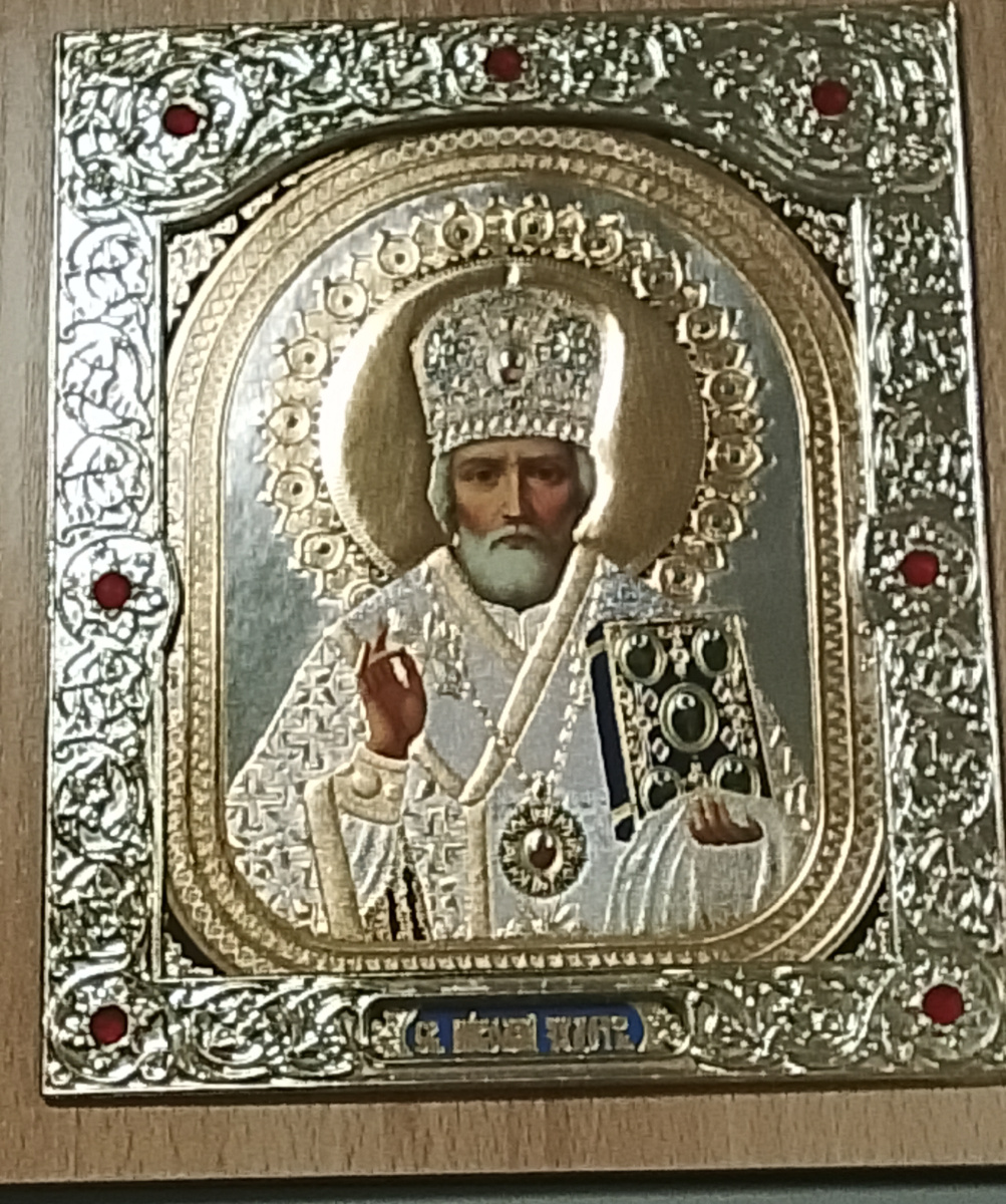Эта икона с изображением Николая Чудотворца находится у входа в нашу домовую церковь. 