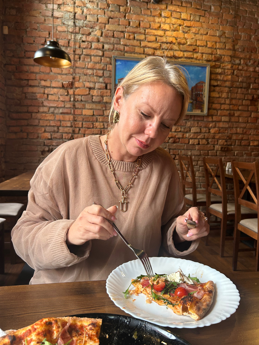 Наелась борщей, и маме удалось заманить меня на пиццу (фото из архива автора)