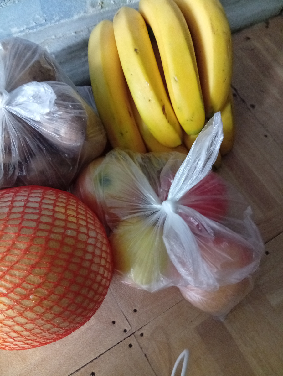 Фото автора статьи.Помело, медовые яблоки, бананы.