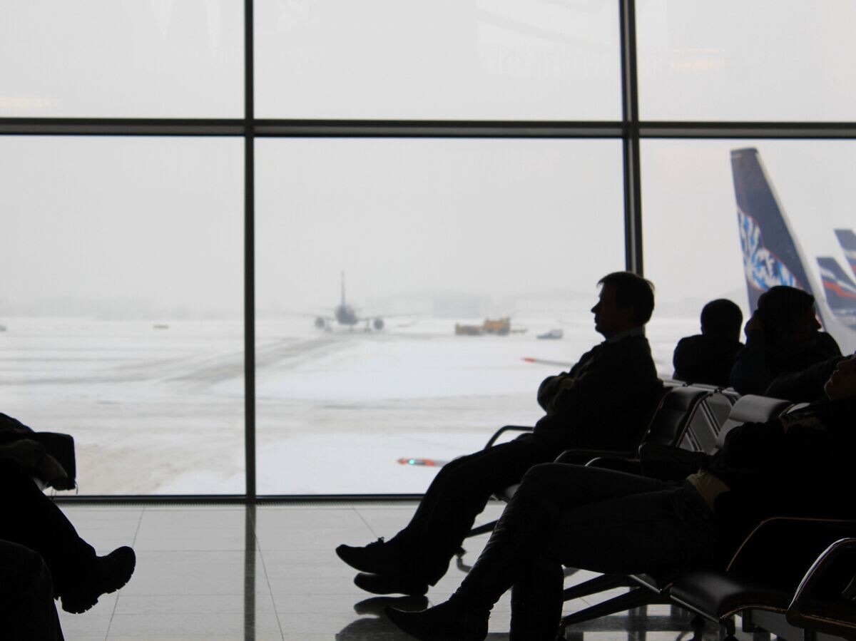    Пассажиры ожидают своих рейсов в зале аэропорта "Шереметьево". | © РИА Новости / Сергей Трубицын