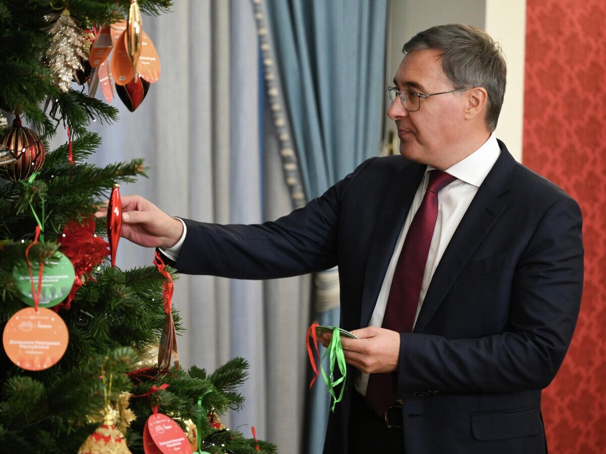    Министр науки и высшего образования РФ Валерий Фальков во всероссийской благотворительной акции "Елка желаний" | © РИА Новости / Владимир Астапкович