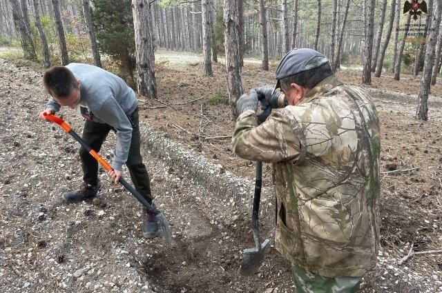    На Мекензиевых горах под Севастополем до сих пор работают поисковые отряды, в 2024 году были найдены останки десятков красноармейцев и моряков. Фото: Из личного архива/ Дмитрия Ципоркина