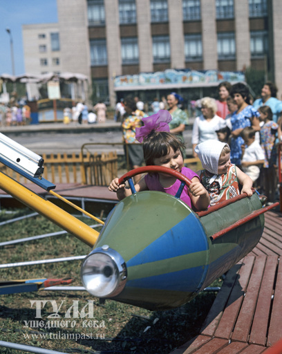 1975 год. Аттракционы на площади Искусств
