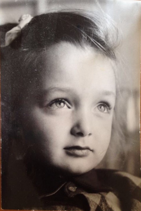Оля в детстве