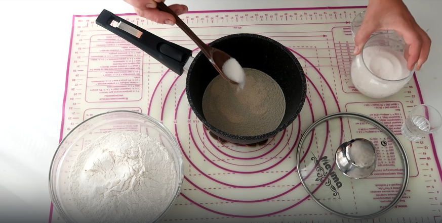 Добавляем дрожжи и сахар