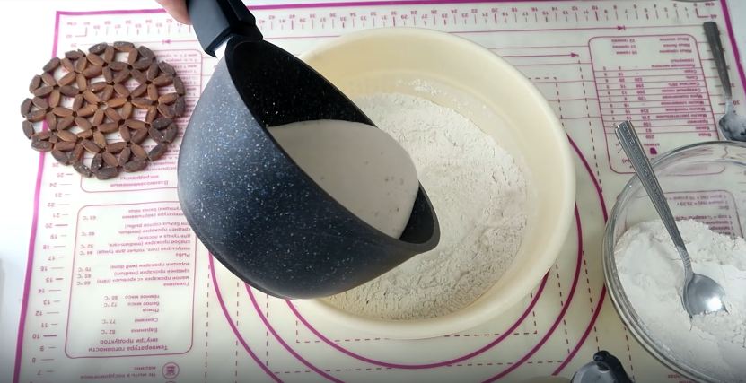 Вливаем активированные дрожжи