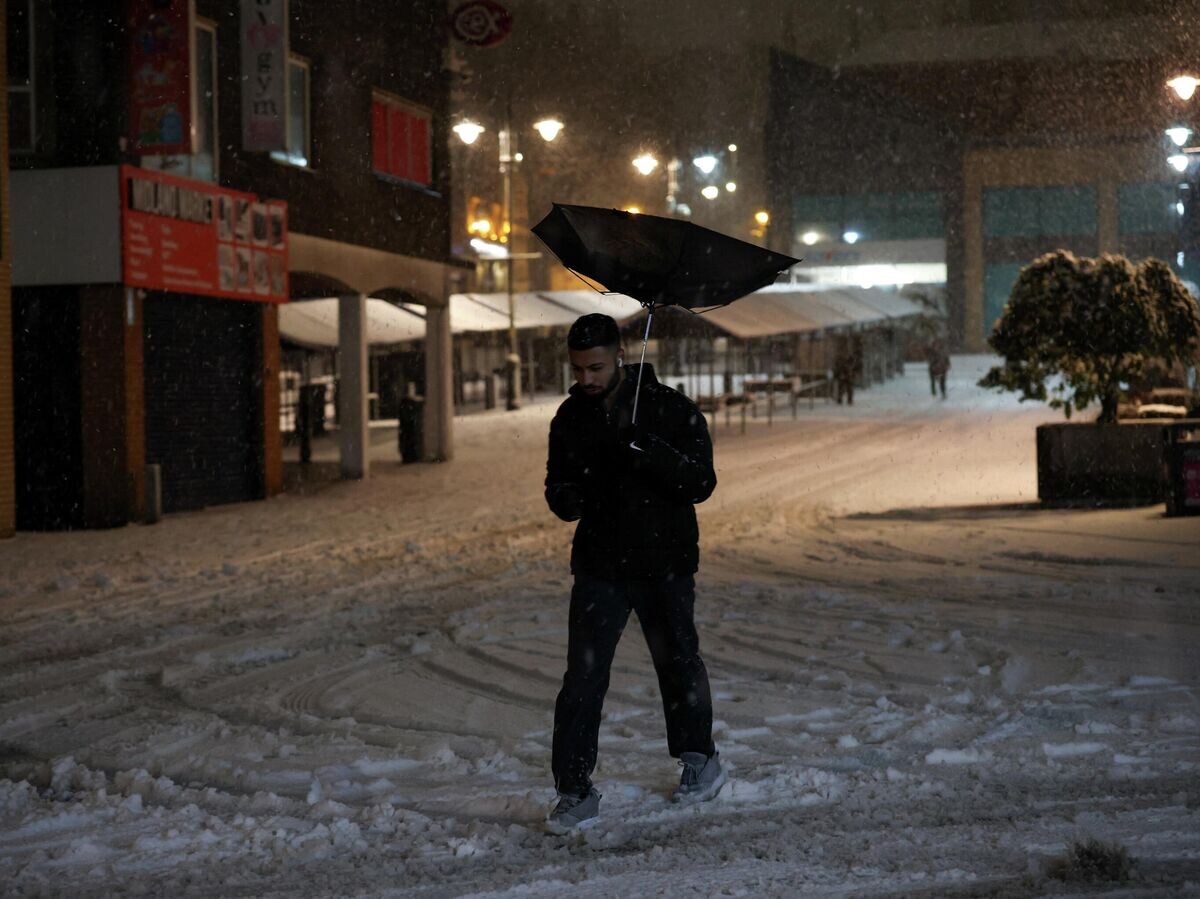   Cнегопад и дождь в Уолсолле, Великобритания. 8 января 2026 | © REUTERS / Isabel Infantes