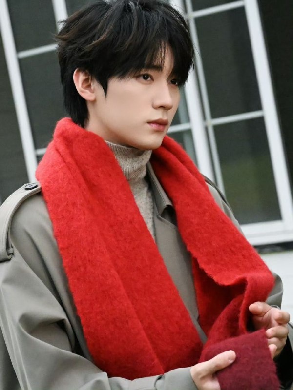 В шарфик как у Чжоу Ижаня...