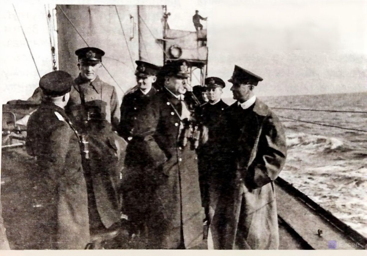 Адмирал Эрхардт Шмидт (в центре), окруженный высшими офицерами