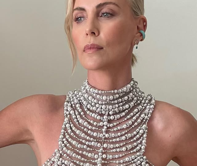 Ей 50 лет, но время забыло её адрес: 12 привычек красоты Шарлиз Терон