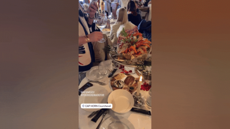    Тостуются шампанским