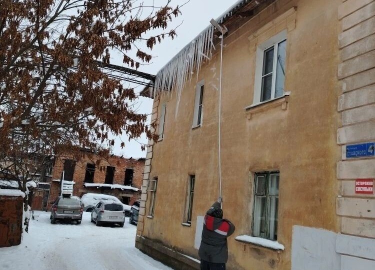 В Великих Луках сбивают сосульки на пяти улицах