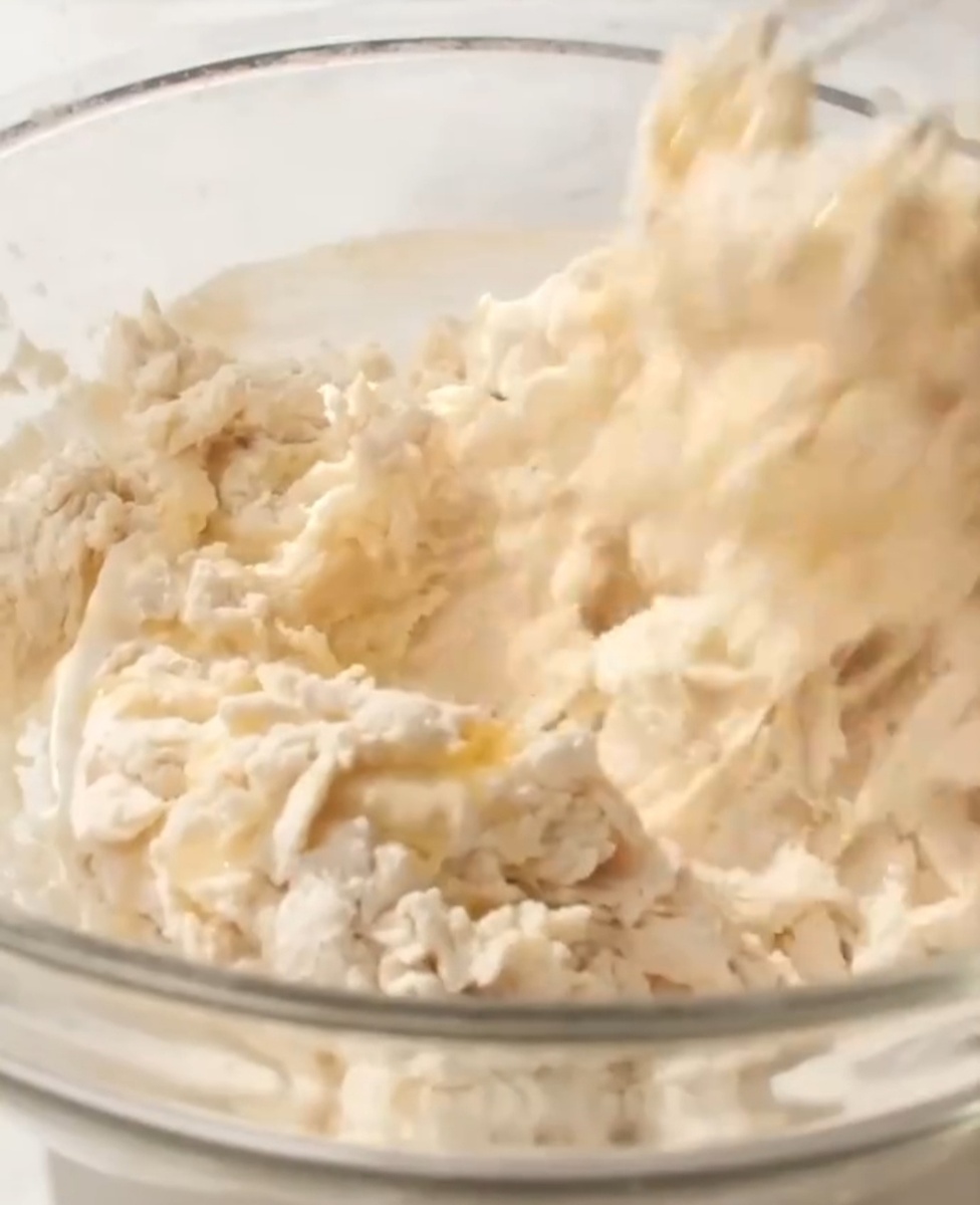 В большой миске смешайте муку и соль. Влейте подошедшую дрожжевую смесь и растительное масло.