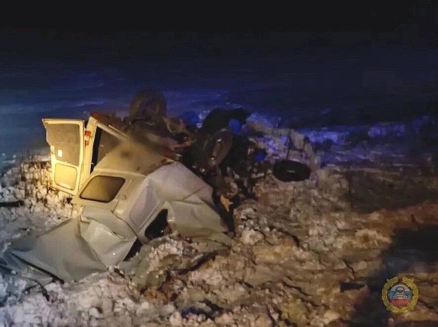    Микроавтобус разметало по дороге. Фото: ГУ МВД по Волгоградской области