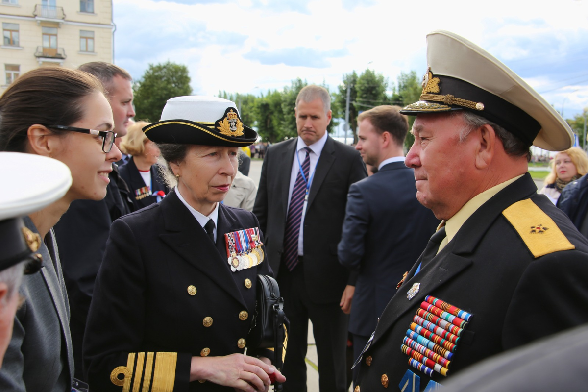 Адмирал, главнокомандующий женскими полками ВМС Англии, принцесса Анна и контр- адмирал Винник Алексей Григорьевич на памятном мероприятии о Северных конвоях "Дериш-70". г.Архангельск 2011 год