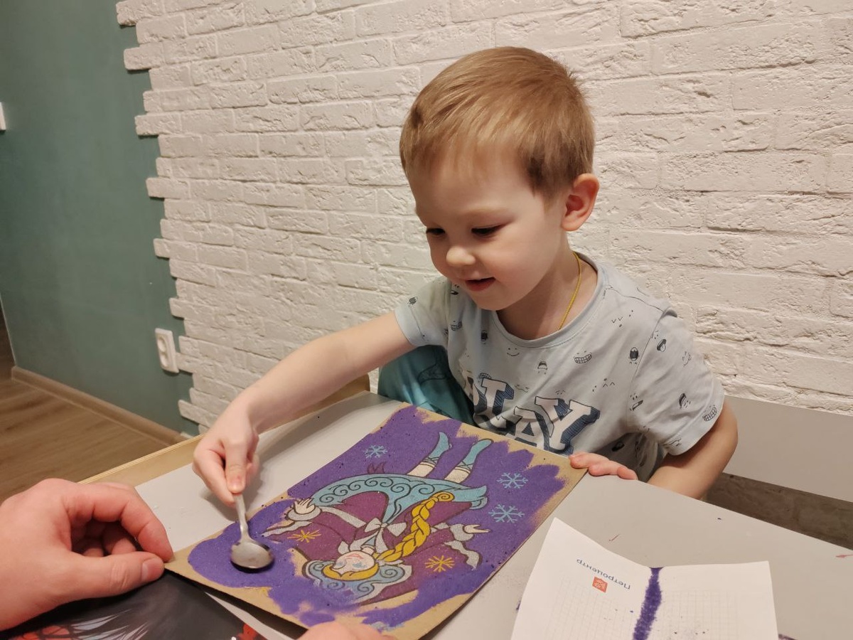 Папа с Петей делают картину из песка