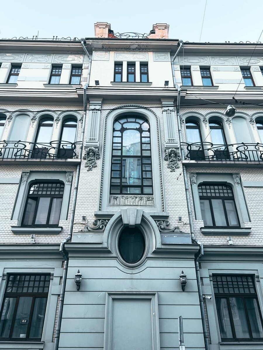 Пример московского модерна начала XX века. Этот доходный дом хорошо показывает, как выглядела городская архитектура того времени.