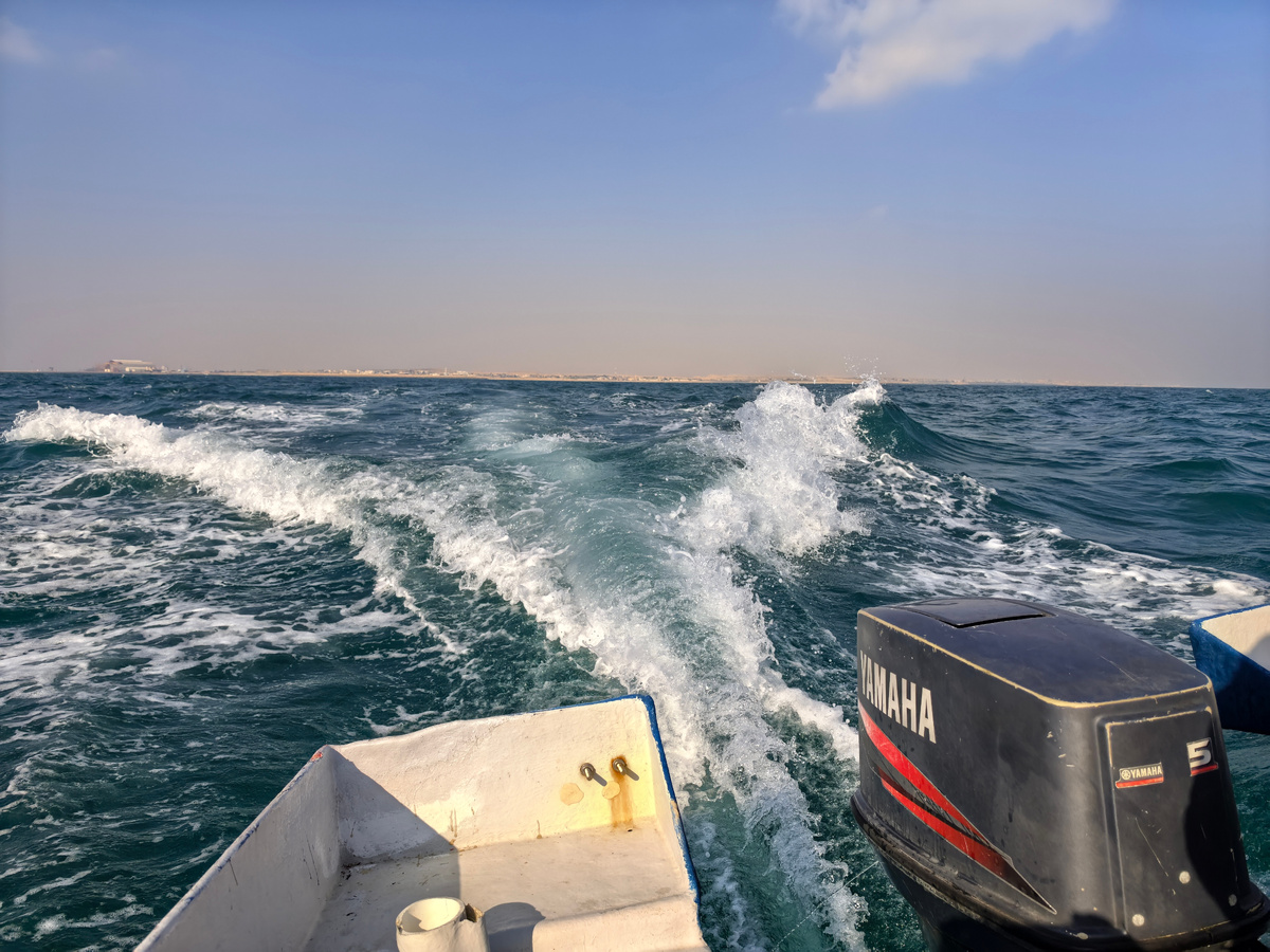 Персидский залив. На горизонте - остров Кешм