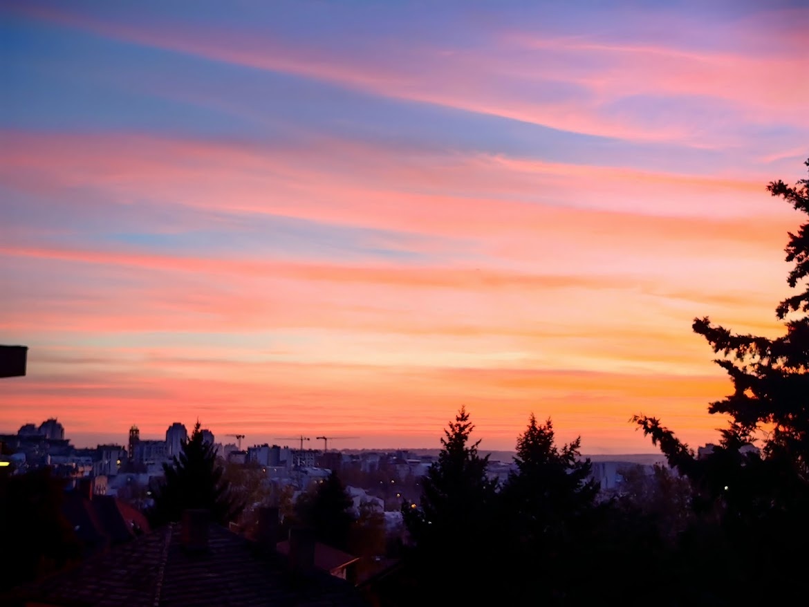 С балкона нашей квартиры в Белграде показывают вот такие закаты. По балканским закатам я точно буду скучать. 