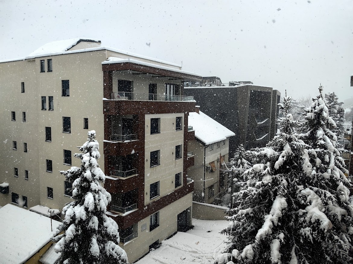 Зимний вид из окна в Белграде. Листайте.