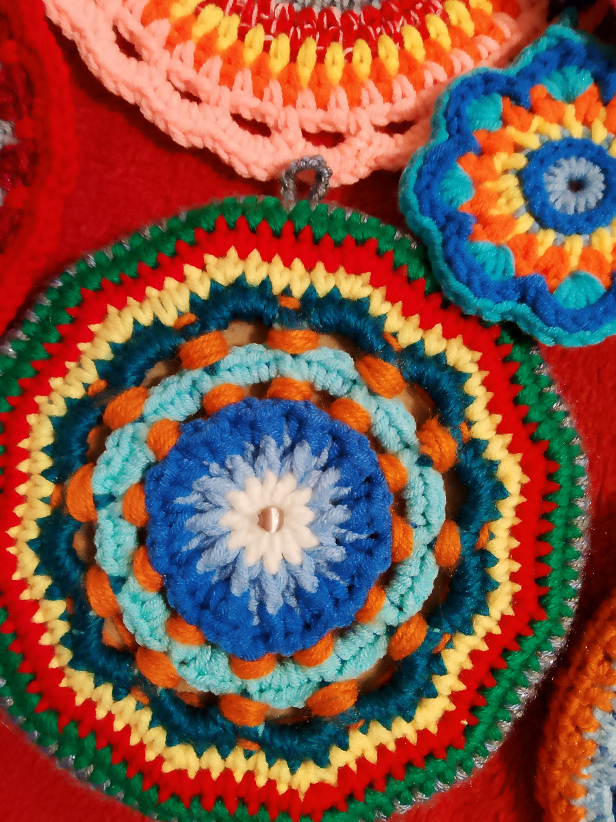 В этом маленьком панно я стала использовать камень кошачий глаз. Я так увидела.