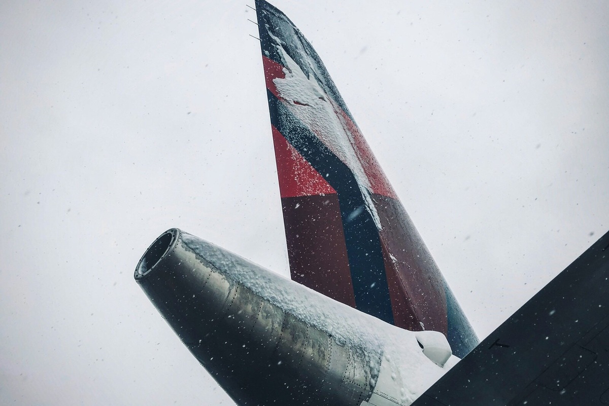     Москву заваливает снегом: в аэропортах задерживаются сотни рейсов, на дорогах снежный коллапс